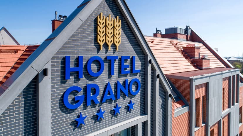 Jak wyróżnić hotel od strony ulicy? Oznakowanie elewacji hotelu buduje rozpoznawalność obiektu