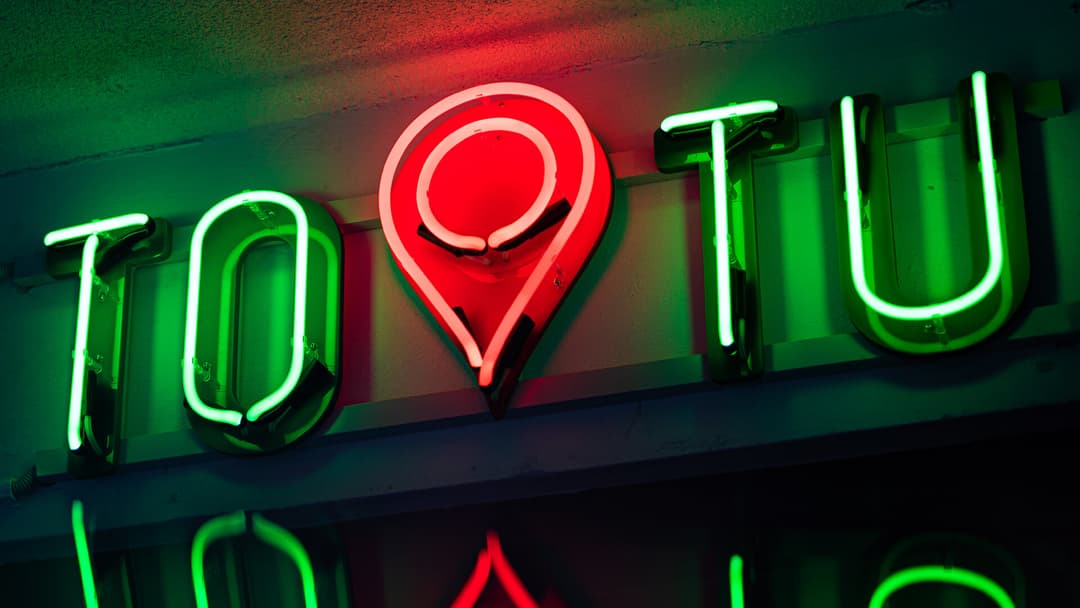 Neon To Tu con un’icona segnaposto all’interno.