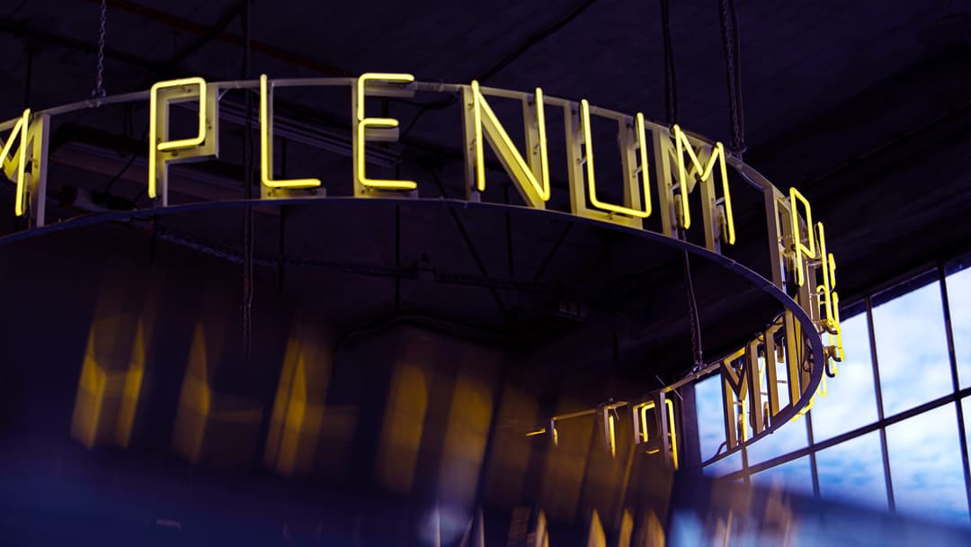 إضاءة نيون صفراء من نوع «Plenum»، على شكل دائرة مثبتة في السقف.