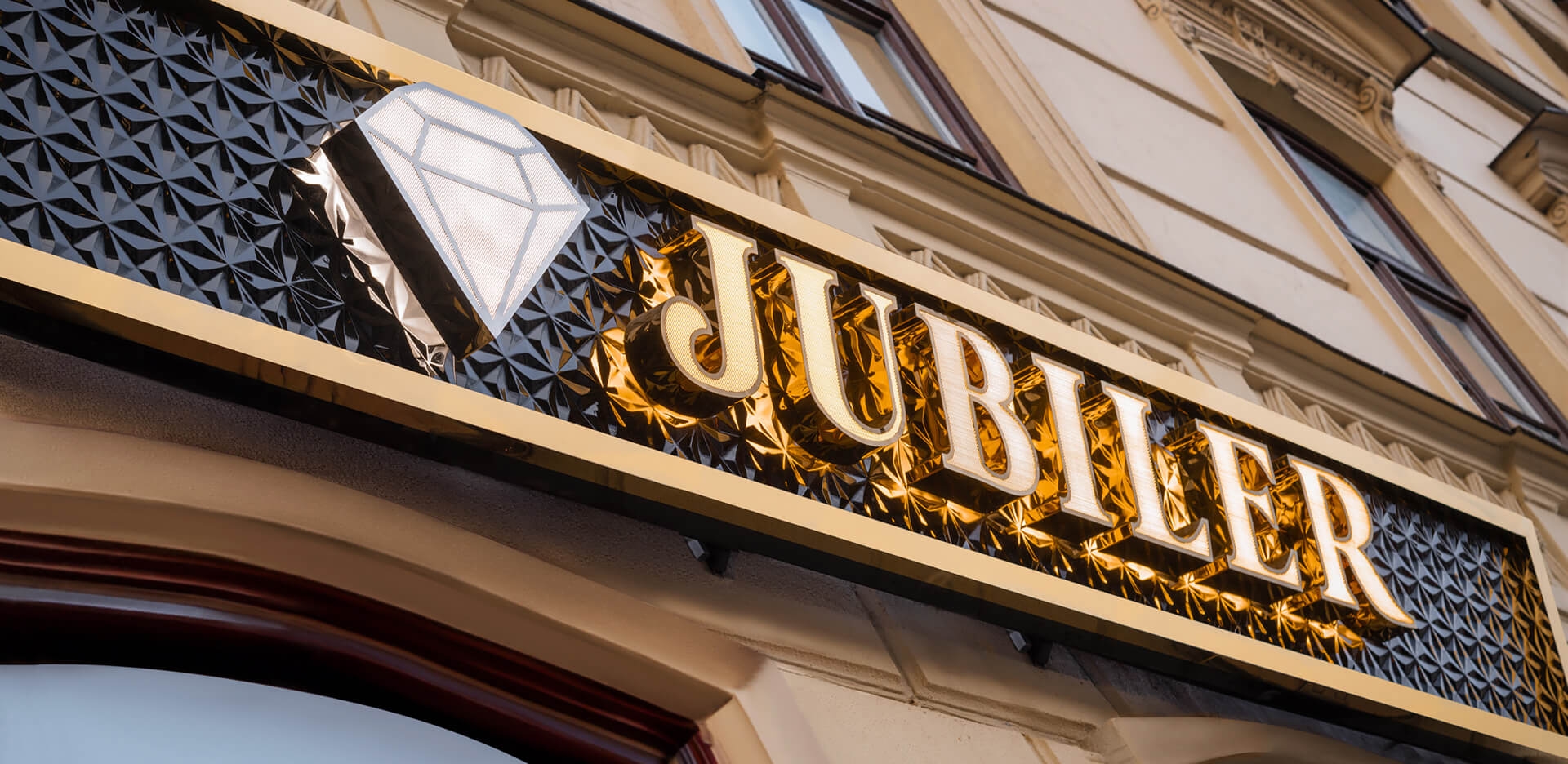 Jubiler Szyld dla Jubilera, wykonany z blachy nierdzewnej perforowanej w kolorze złotym wraz z logo