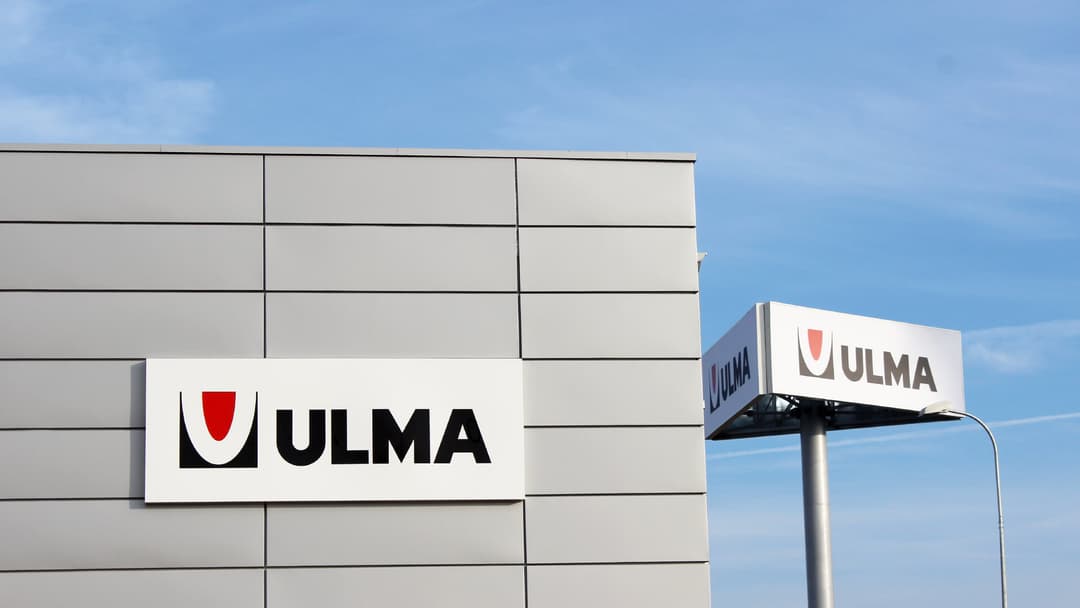 ULMA - Großformat-Leuchtkasten auf einem Werbeturm