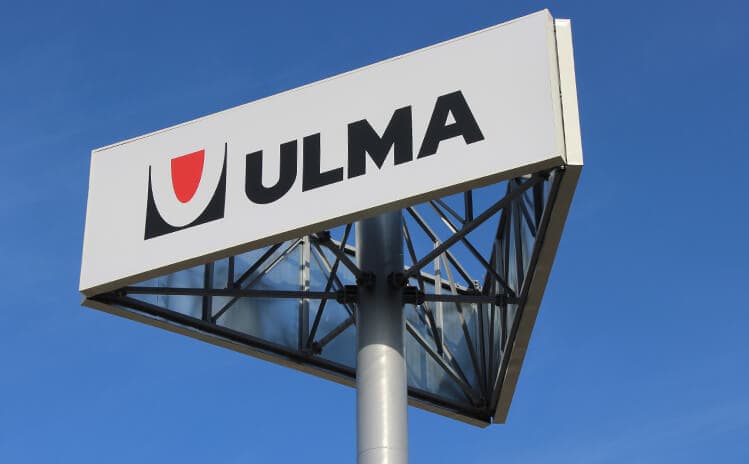 ULMA - صندوق إضاءة كبير الحجم على برج إعلاني