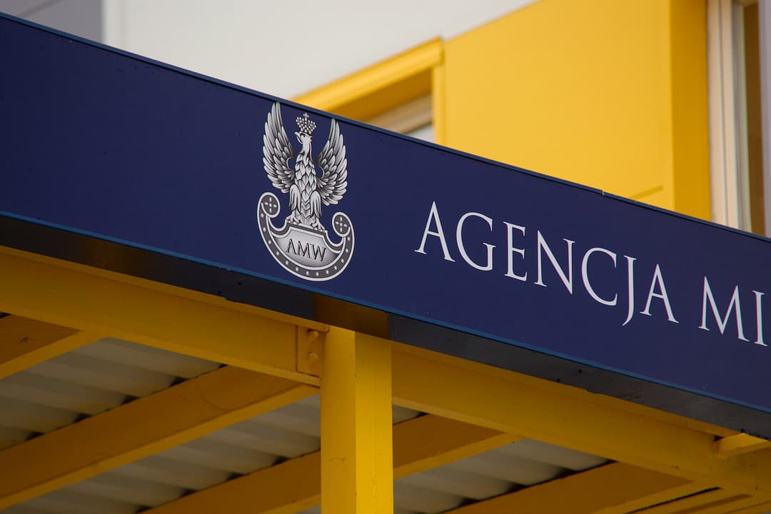Militärische Liegenschaftsagentur – Großformat-Leuchtkasten mit 3D-Buchstaben über dem Eingang